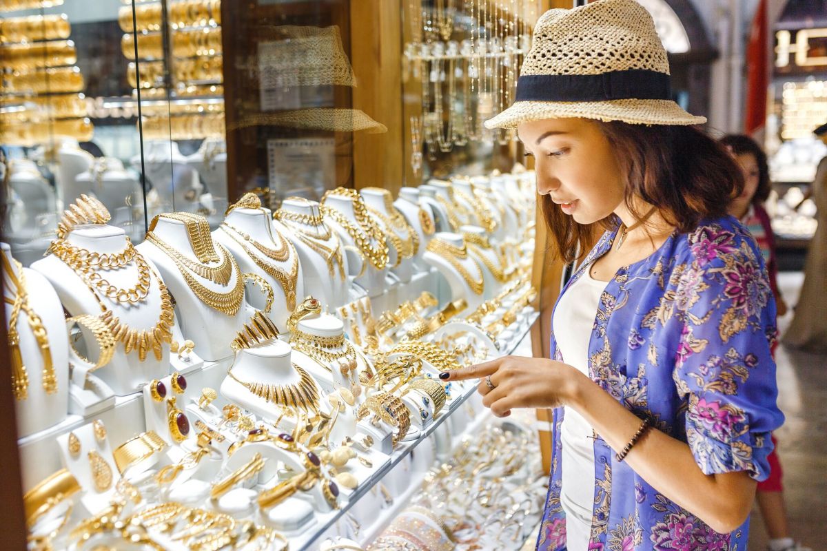 Dubai hits jewellery sales record as prices fall