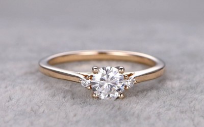 HOW TO BUY AN ENGAGEMENT RING 